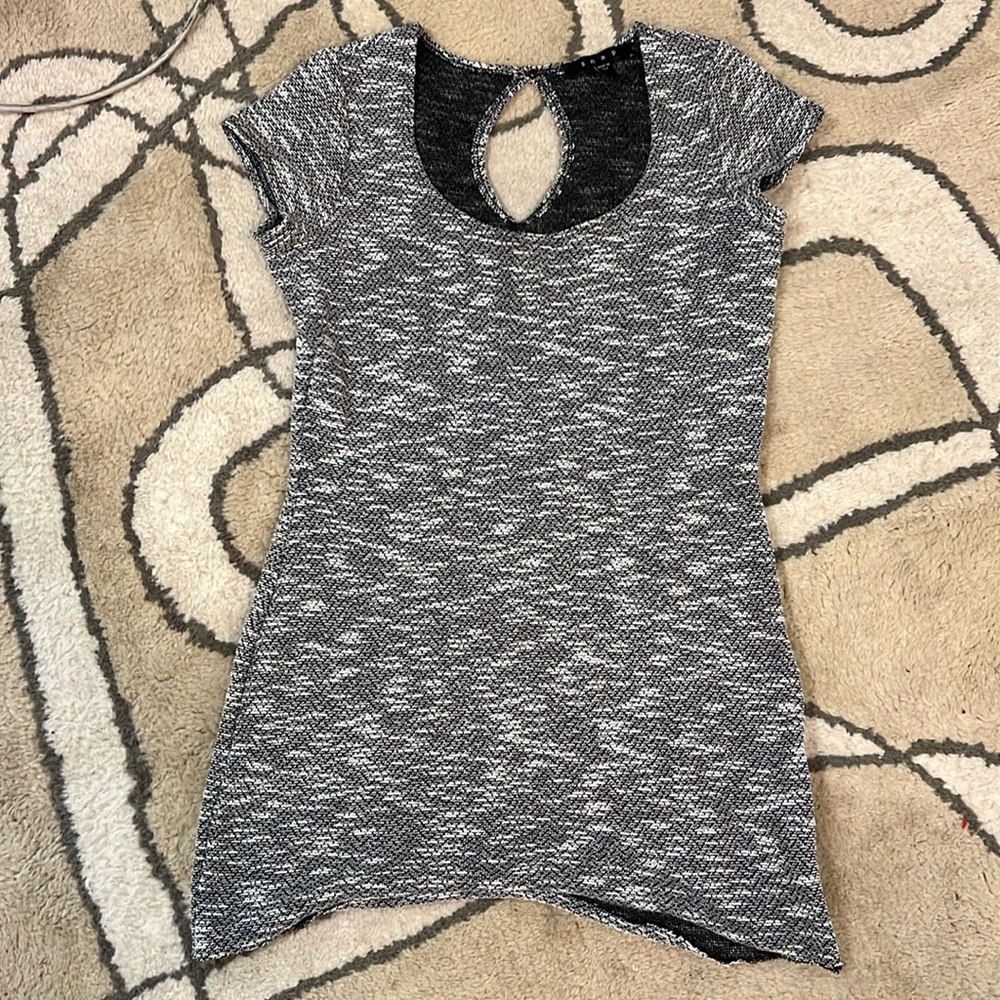 Snap- keyhole top. Size Large